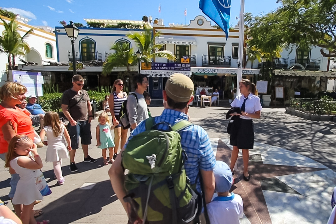 Yellow Submarine Tour of Puerto de Mog&aacute;n
