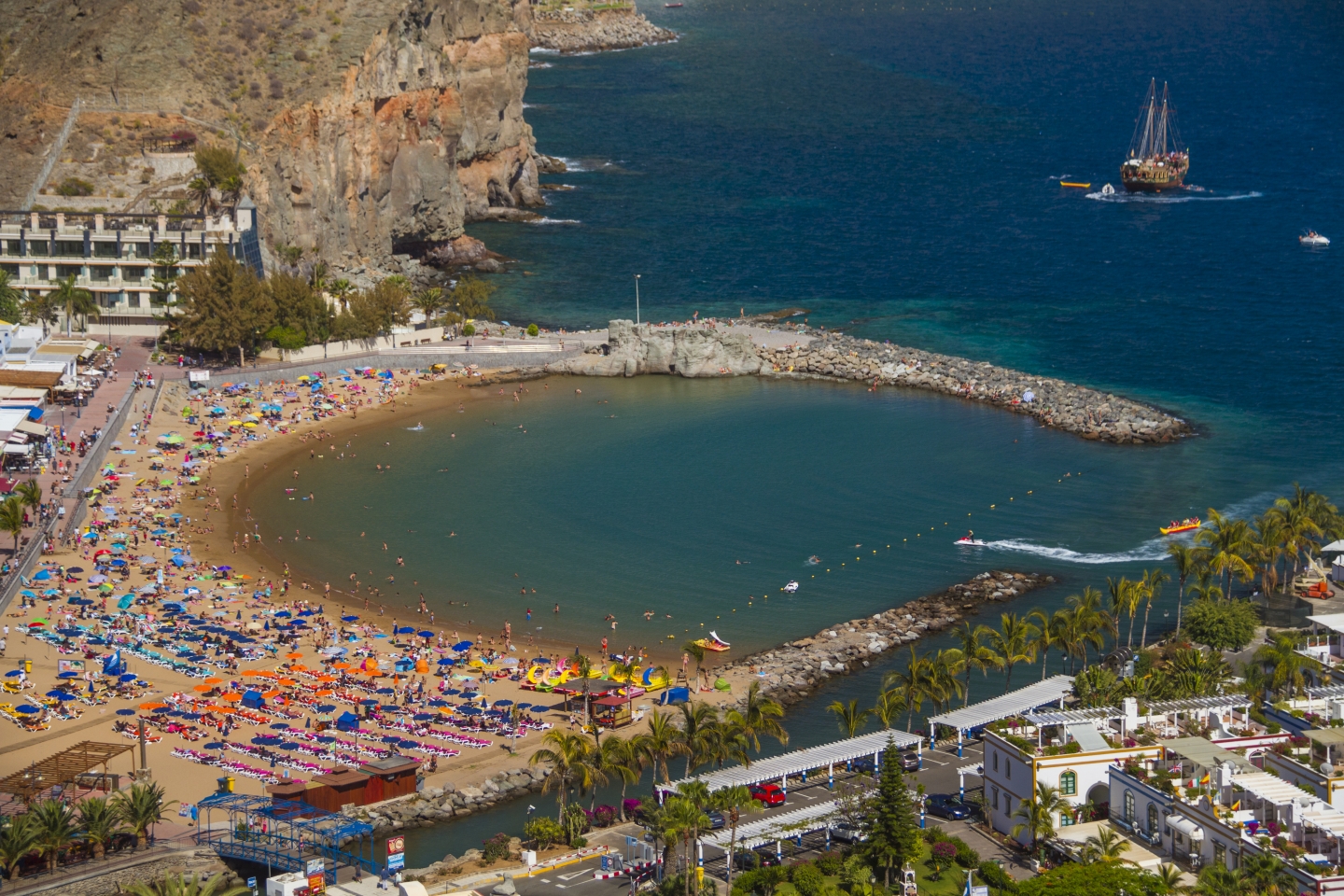 The Blue Flag beach at Puerto de Mog&aacute;n