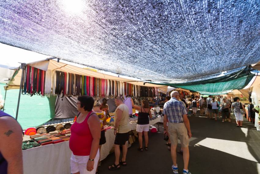 Market day in Puerto Mog&aacute;n