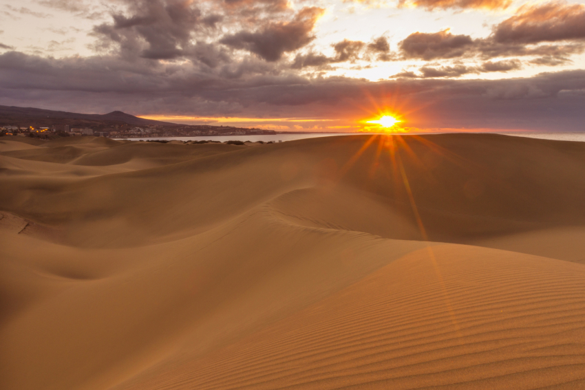 Dawn at the Maspalomas dunes by Playa del Ingl&eacute;s beach